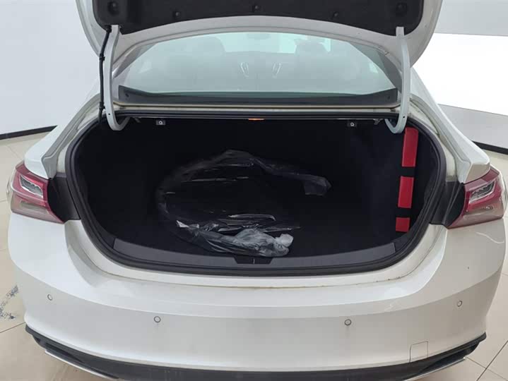 Фото 4 - Chevrolet Malibu XL