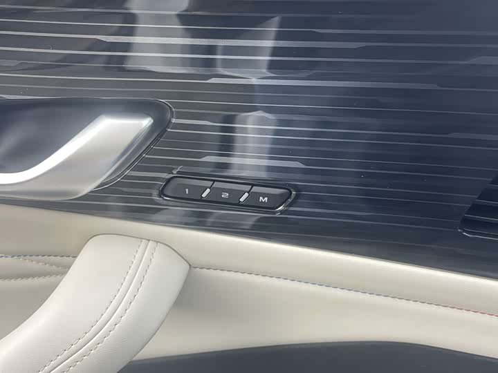 Фото 6 - Geely Monjaro