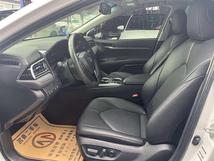 Фото 4 - Toyota Camry