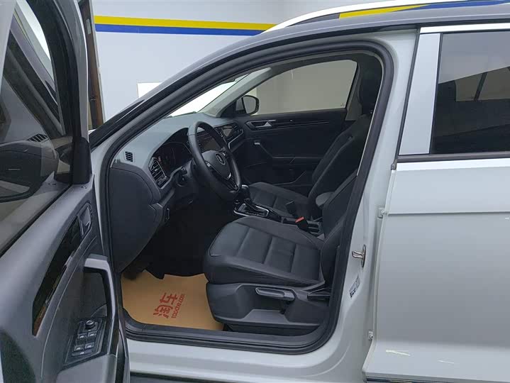 Фото 9 - Volkswagen T-Roc