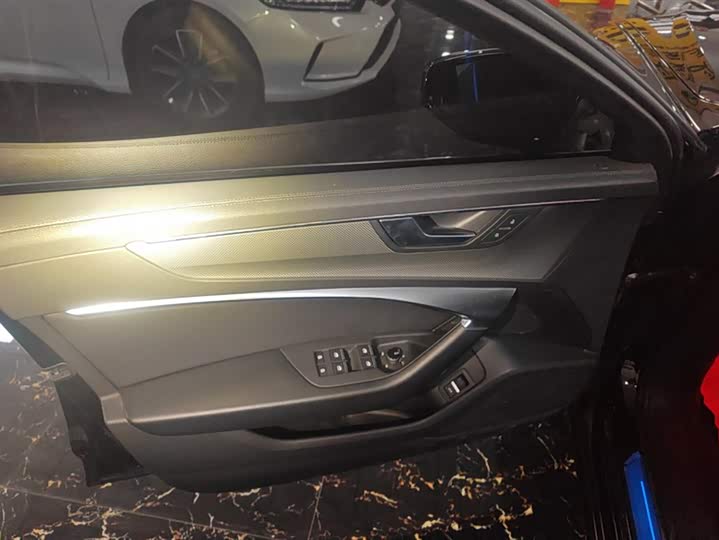 Фото 7 - Audi A6L