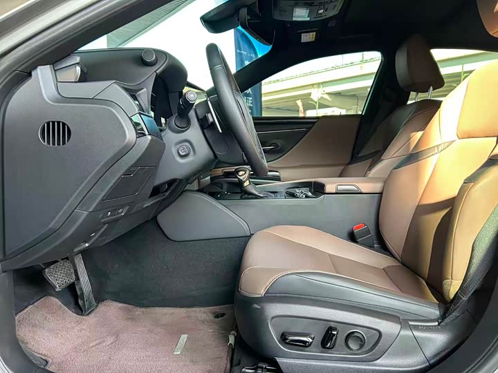 Фото 7 - Lexus ES