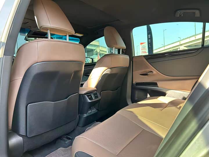 Фото 8 - Lexus ES