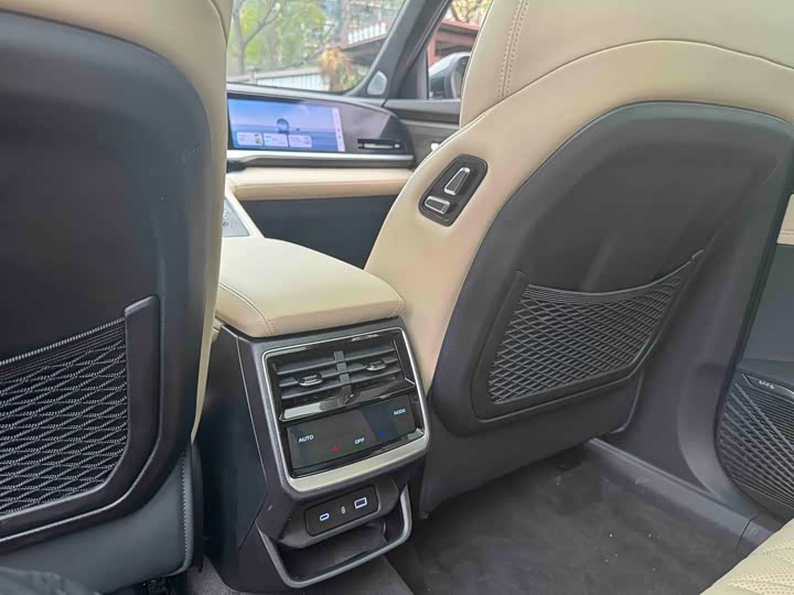 Фото 9 - Geely Monjaro