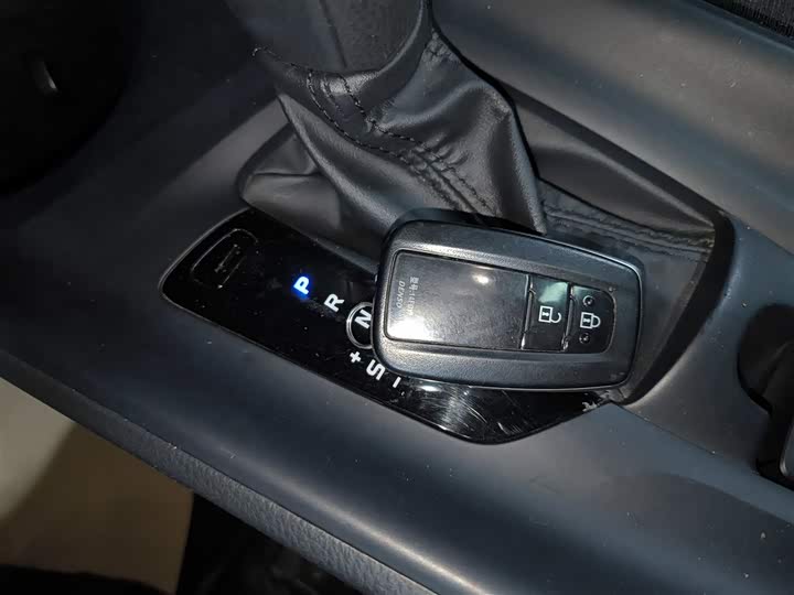 Фото 9 - Toyota Izoa