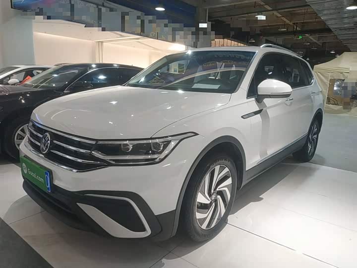 Фото 2 - Volkswagen Tiguan L Pro