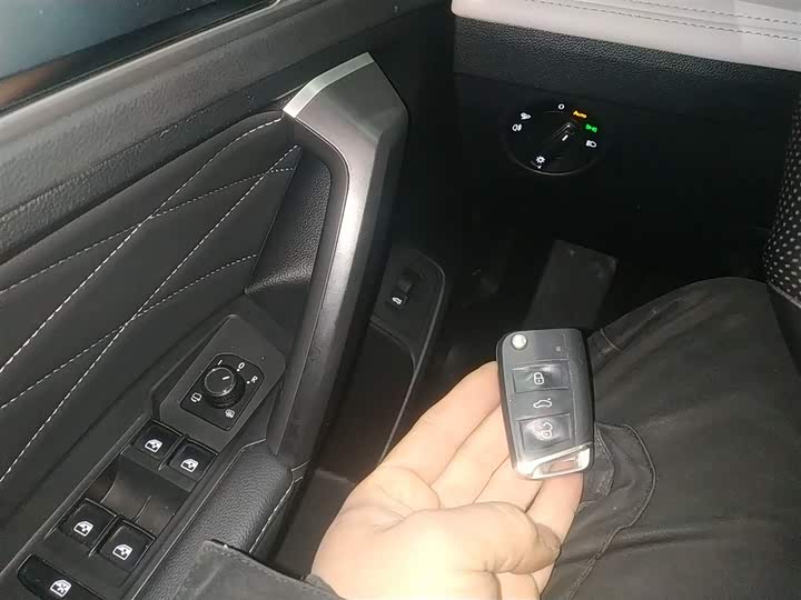 Фото 9 - Volkswagen Tiguan L Pro