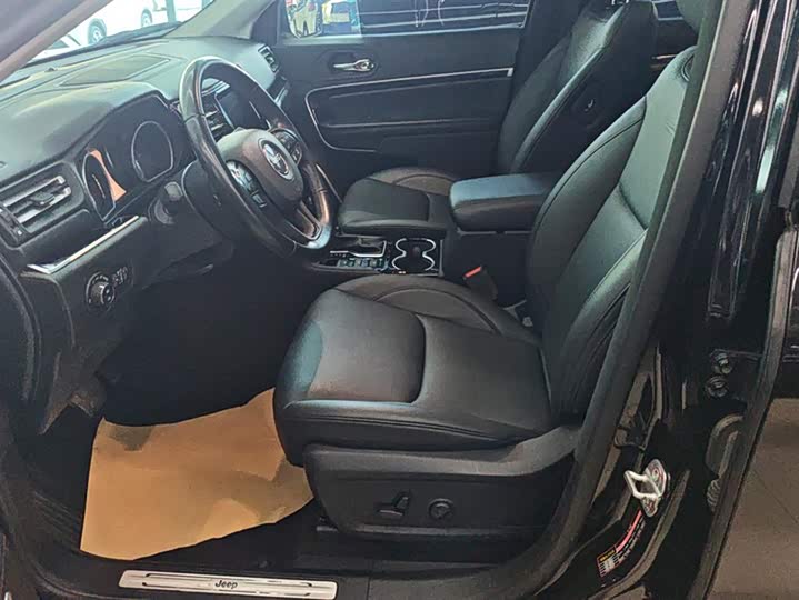 Фото 8 - Jeep Grand Commander