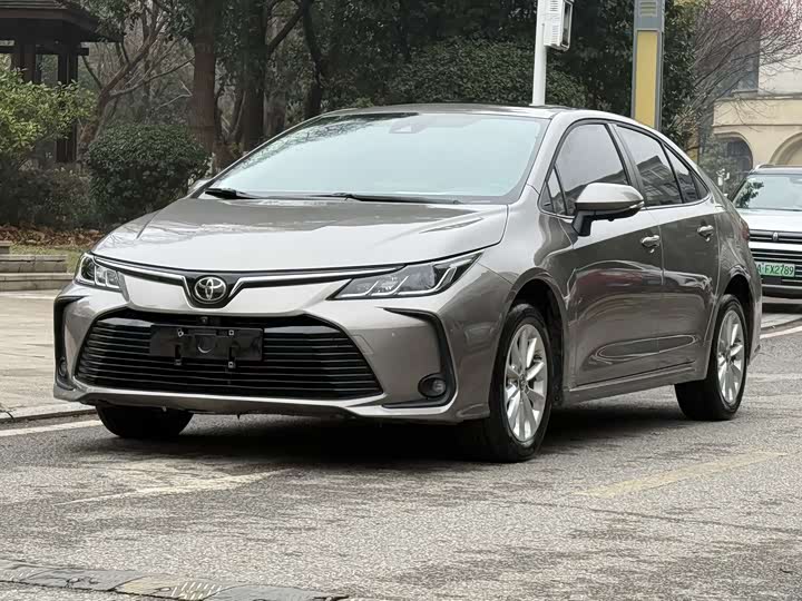 Фото 2 - Toyota Corolla