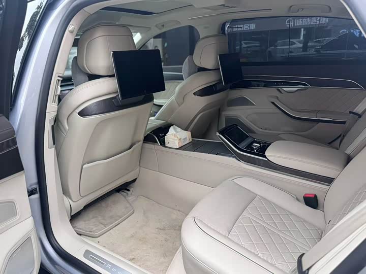 Фото 7 - Audi A8