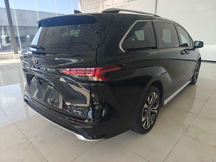 Фото 4 - Toyota Granvia