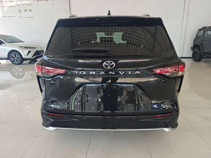 Фото 5 - Toyota Granvia