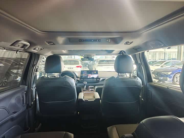 Фото 9 - Toyota Granvia