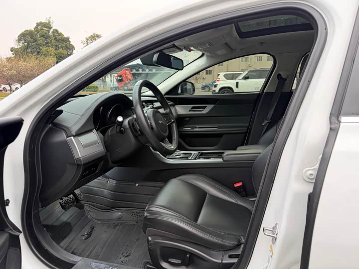 Фото 4 - Jaguar XF L