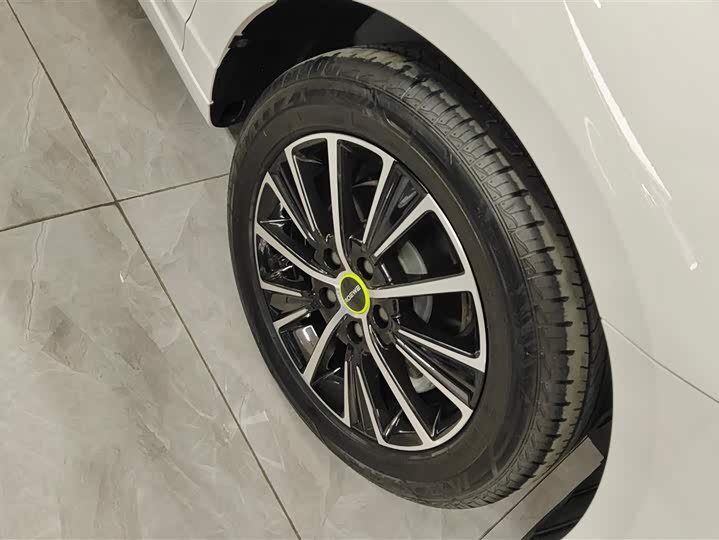 Фото 6 - Roewe i5