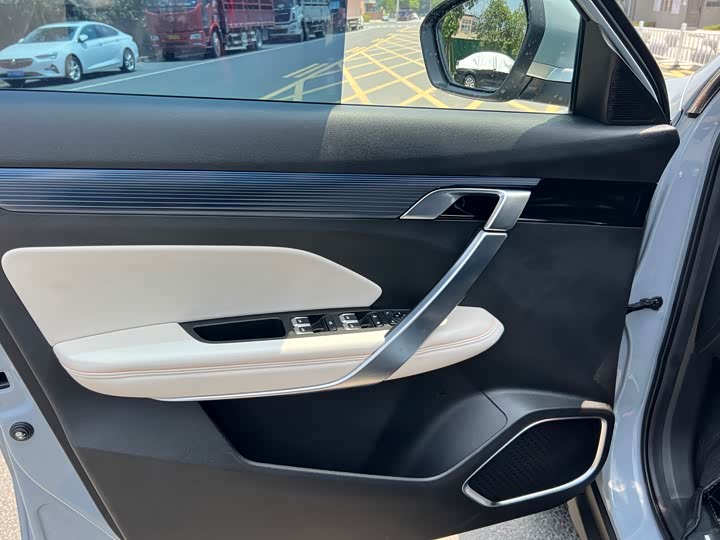 Фото 8 - Geely Atlas