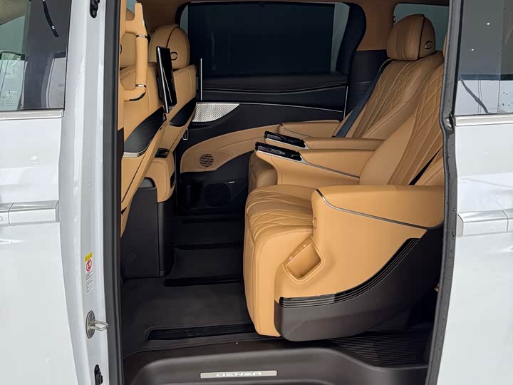 Фото 5 - Denza D9