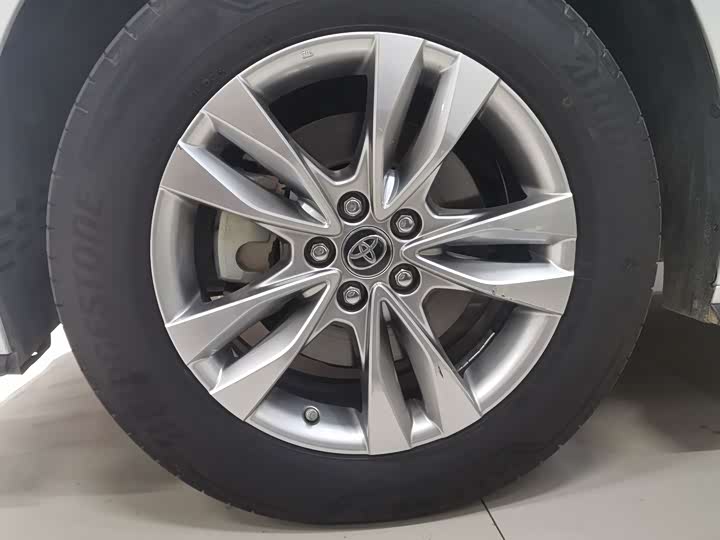 Фото 8 - Toyota Sienna