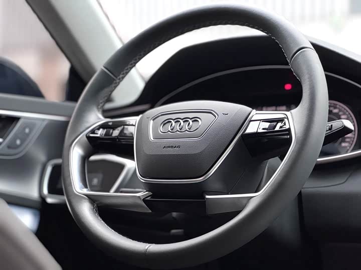 Фото 9 - Audi A7L