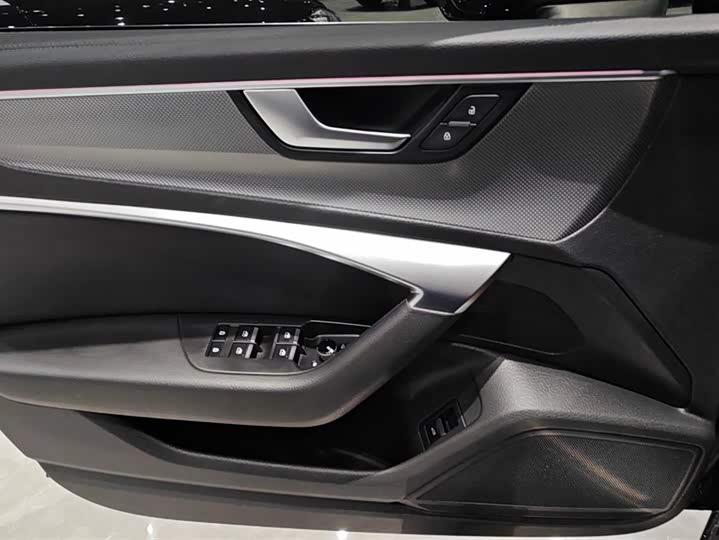 Фото 7 - Audi A6L