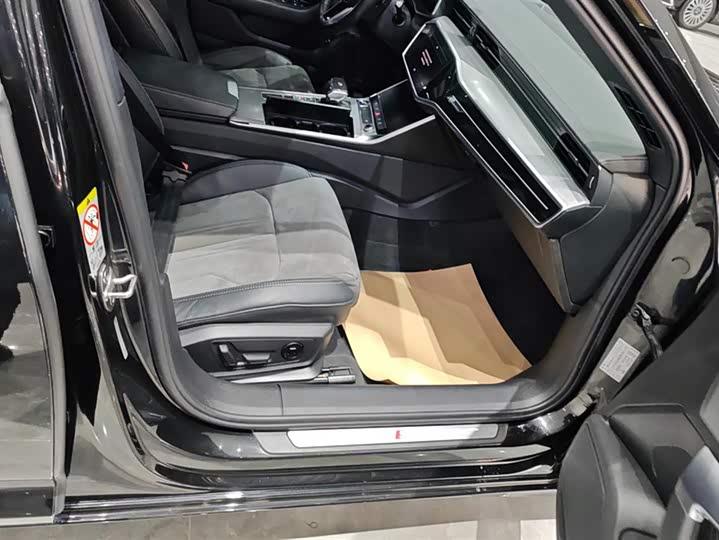 Фото 8 - Audi A6L