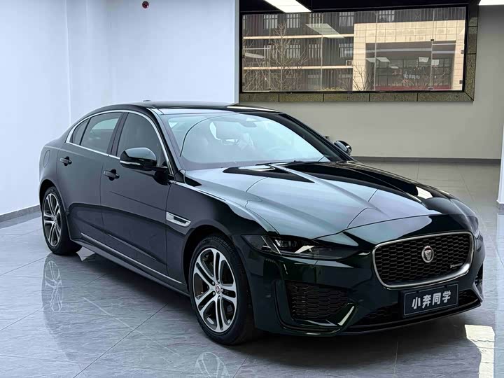 Фото 3 - Jaguar XE L