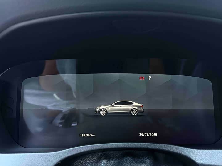 Фото 7 - Jaguar XE L