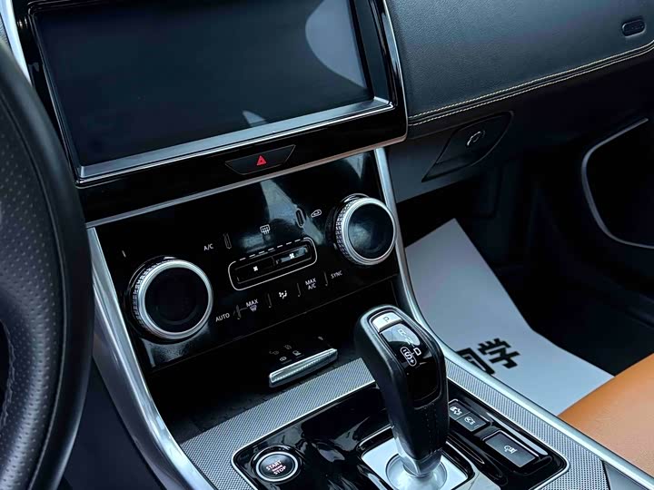 Фото 8 - Jaguar XE L