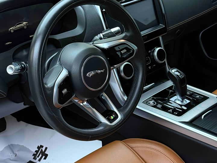 Фото 9 - Jaguar XE L