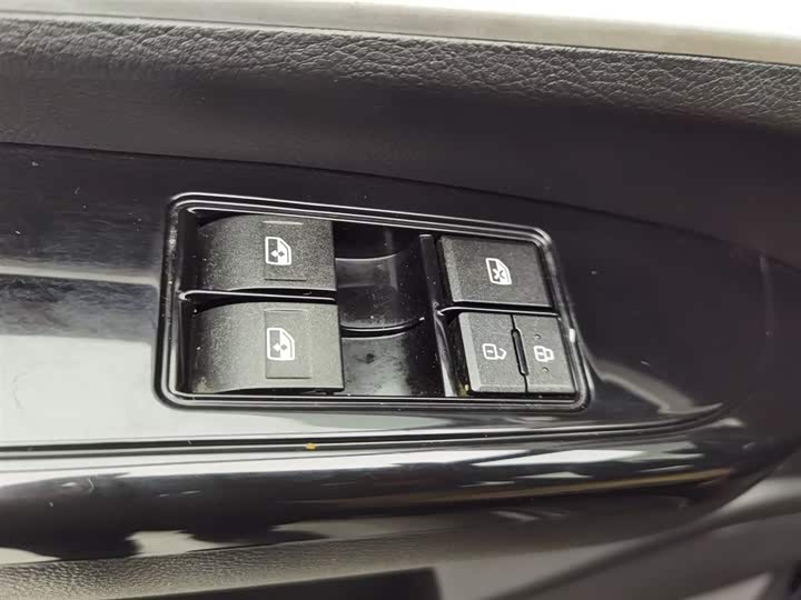 Фото 9 - Dongfeng Forthing Lingzhi M5