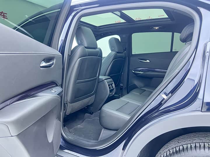 Фото 8 - Cadillac XT4