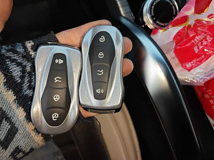 Фото 9 - Geely Atlas