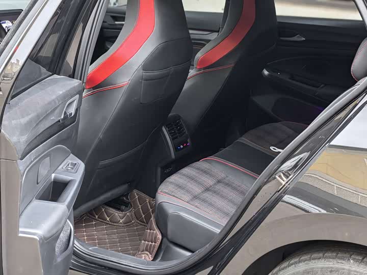 Фото 5 - Volkswagen Golf GTI