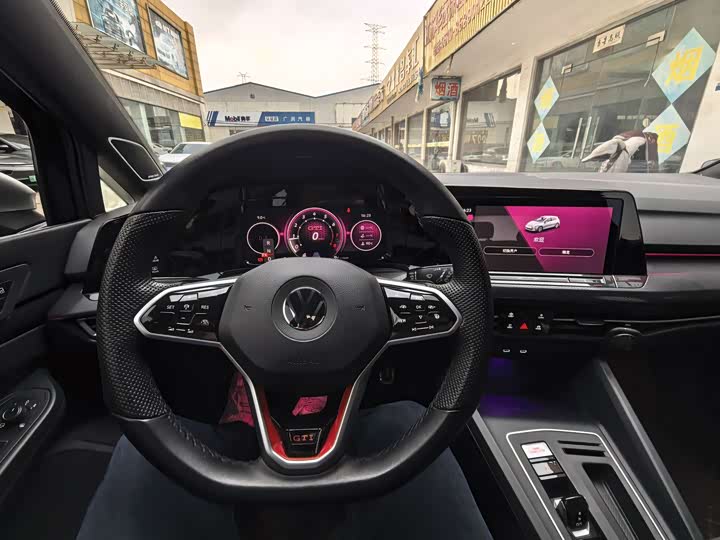 Фото 8 - Volkswagen Golf GTI