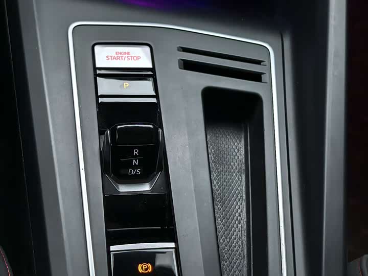 Фото 9 - Volkswagen Golf GTI