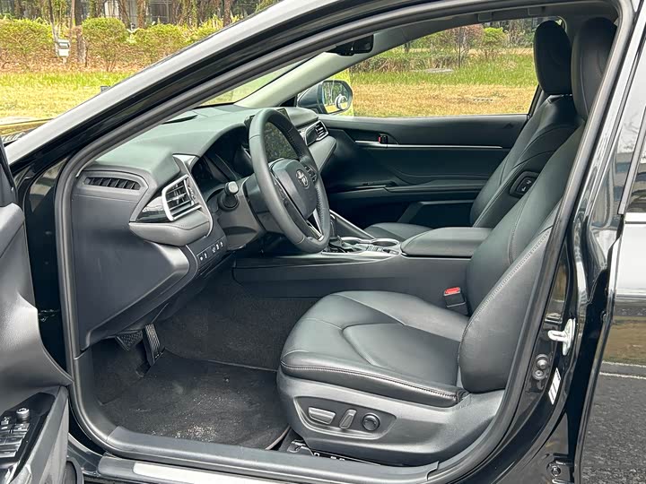 Фото 4 - Toyota Camry