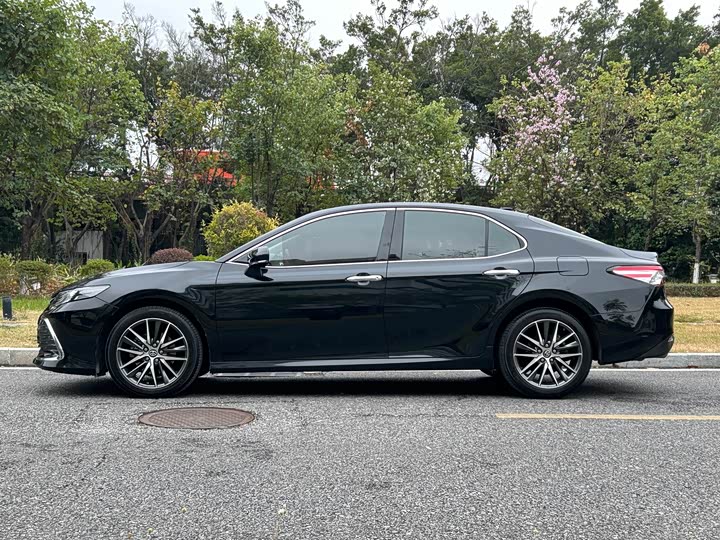 Фото 8 - Toyota Camry