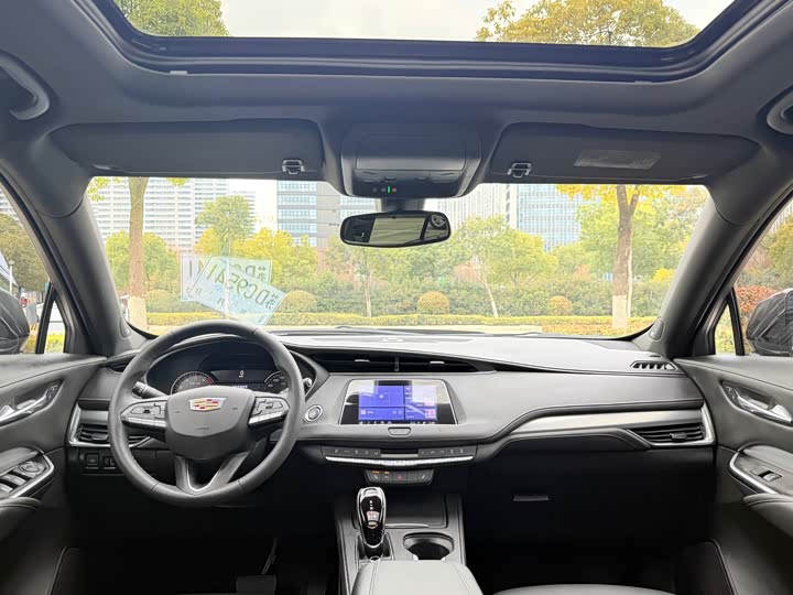 Фото 9 - Cadillac XT4