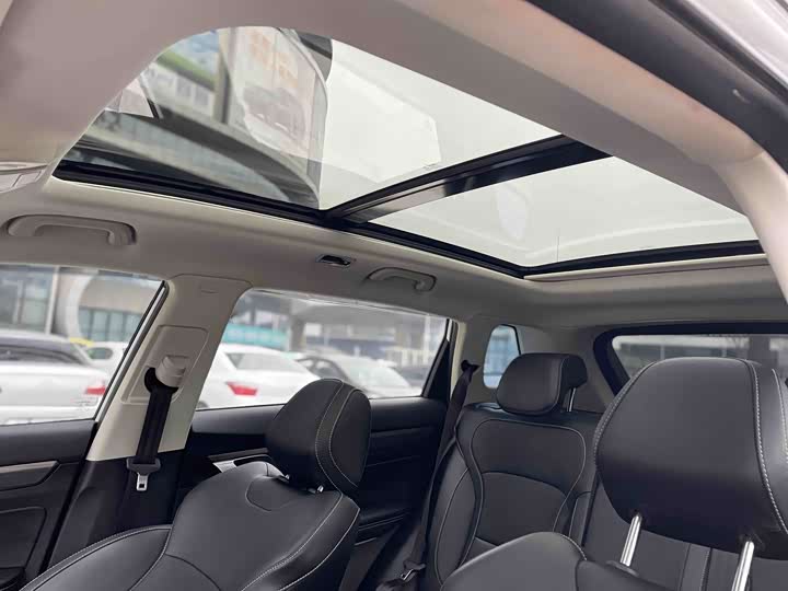 Фото 8 - Geely Atlas