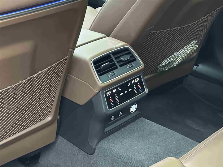 Фото 8 - Audi A6L