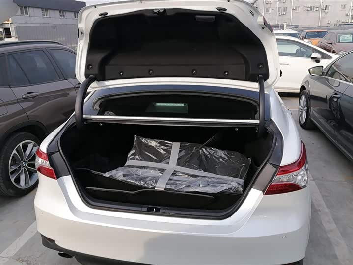 Фото 4 - Toyota Camry