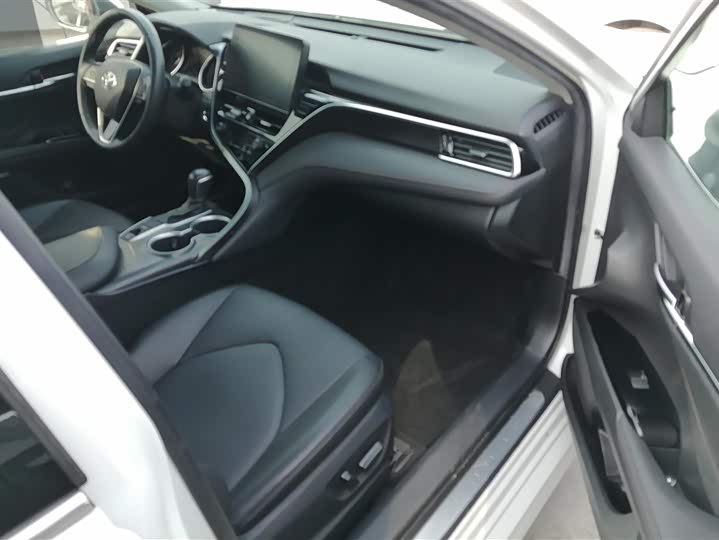 Фото 8 - Toyota Camry