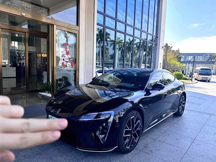 Фото 1 - Avatr 06