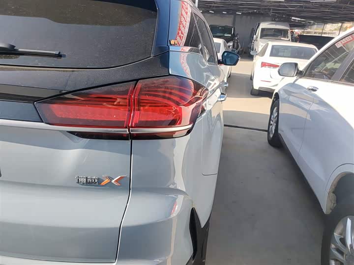 Фото 8 - Geely Atlas