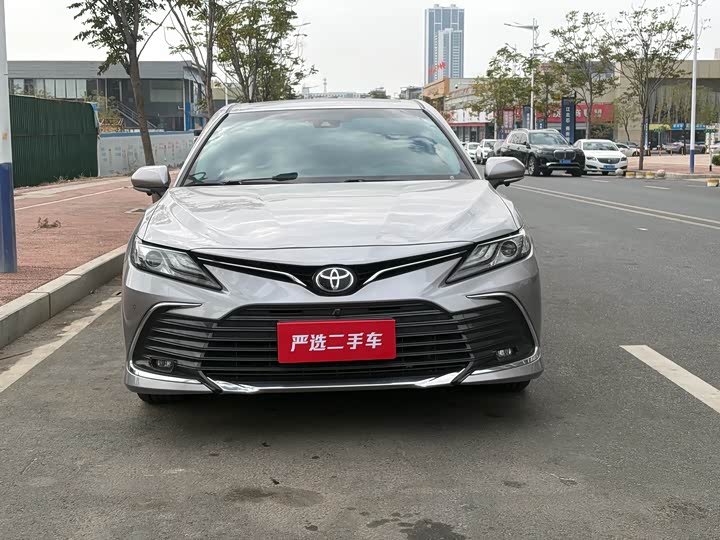 Фото 2 - Toyota Camry
