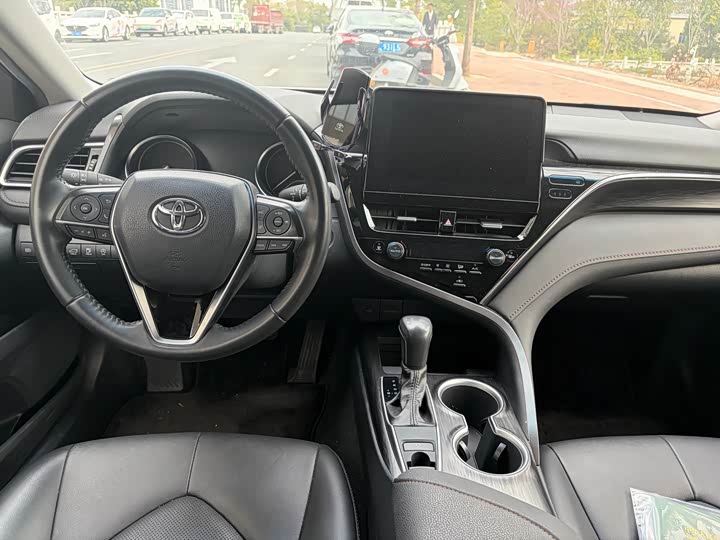 Фото 6 - Toyota Camry