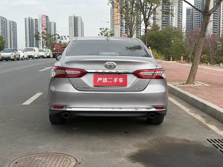 Фото 8 - Toyota Camry