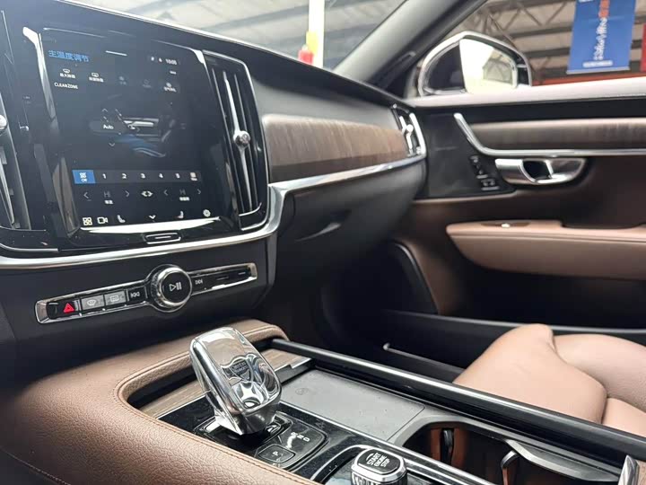 Фото 9 - Volvo S90