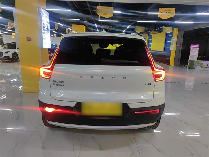 Фото 6 - Volvo XC40