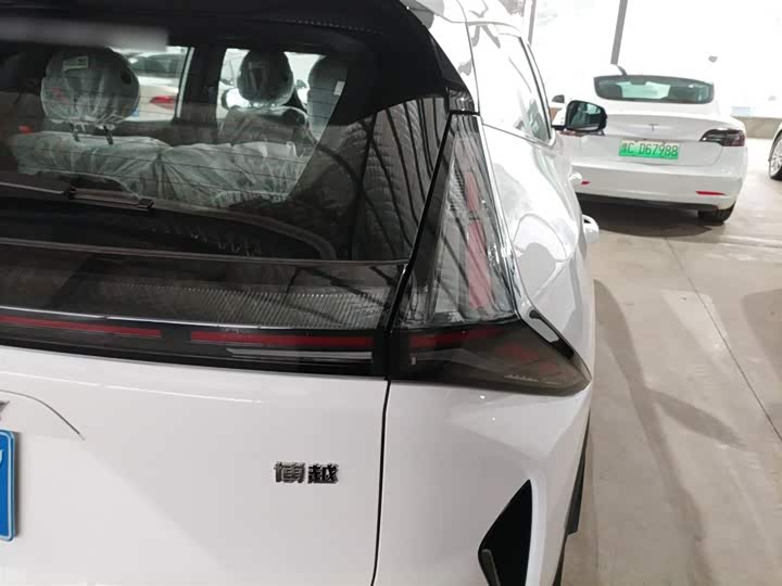 Фото 8 - Geely Atlas